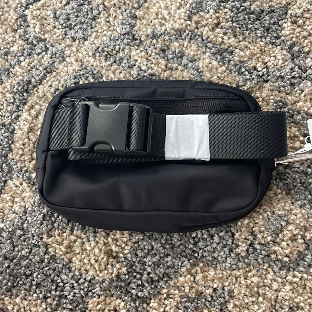 Lululemon Everywhere Belt Bag - Black - Picture 6 of 8